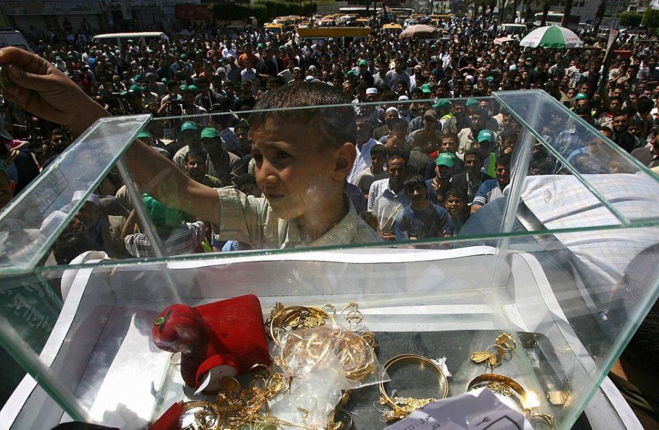 Hamás se financia también gracias a los donativos que recauda entre palestinos, como en esta colecta realizada en GAza en 2006, pero también en otras partes del mundo. (BBC)