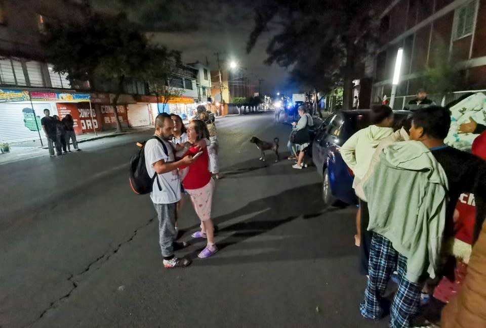 Imagen de las personas en Magdalena Contreras tras el sismo del 10 de mayo en el mismo lugar que el de este domingo