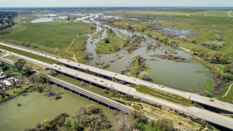 El crecido río San Joaquín se extiende hacia los estanques y canales fluviales de la zona de Sycamore Island, entre los condados de Fresno y Madera, como se ve en esta imagen de dron del miércoles 5 de abril de 2023. Las descargas de la presa de Friant han superado los 8,000 pies cúbicos por segundo durante semanas debido a las fuertes tormentas de este año.