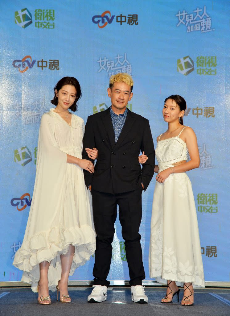 《女兒大人加個賴》劇中黃薇渟、柯叔元、陳妤飾演一家人。