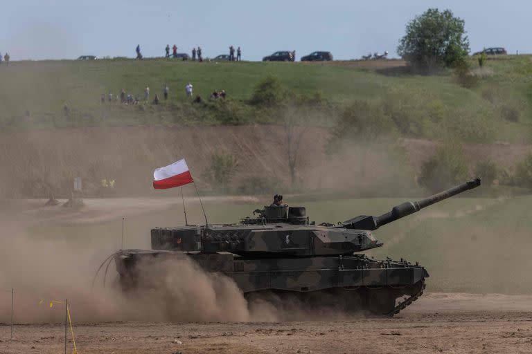 En esta fotografía de archivo tomada el 19 de mayo de 2022, un tanque Leopard polaco maniobra mientras tropas de Polonia, EE. UU., Francia y Suecia participan en el ejercicio militar