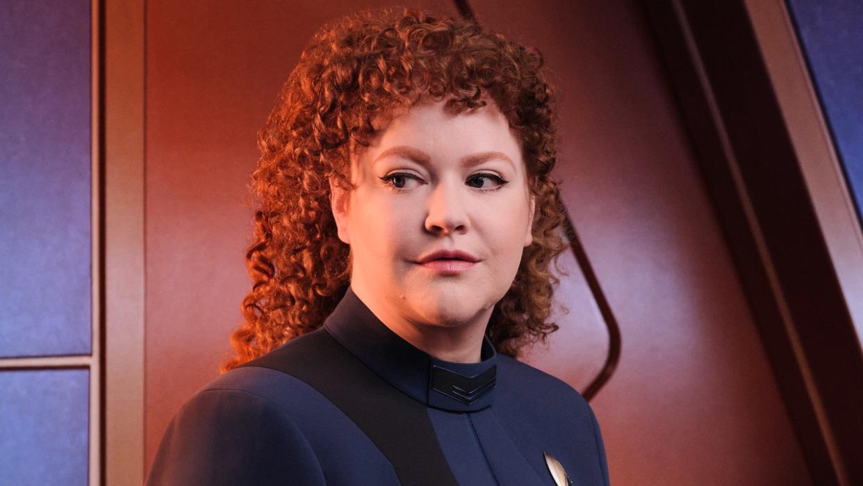  Mary Wiseman posing in a starfleet uniform as Tilly in Star Trek: Discovery. 