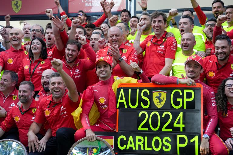 Contra lo que sugiere la imagen, tomada en ocasión de su triunfo de marzo en Australia, Carlos Sainz no está feliz en Ferrari, que lo dejó sin lugar para 2025; Frederic Vasseur, ubicado justo encima de él en el festejo, se lo comunicó en febrero.
