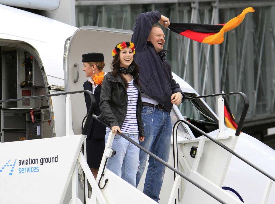 Lena Meyer-Landrut, als sie 2010 nach ihrem ESC-Sieg in Hannover landete, gemeinsam mit Stefan Raab (Bild: Reuters)