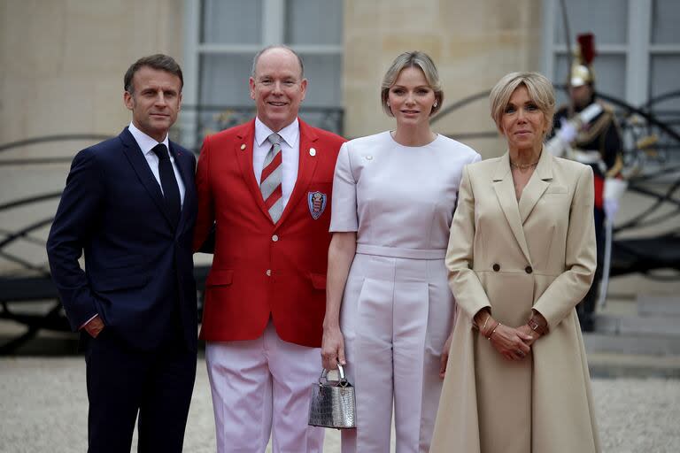 Emmanuel y Brigitte Macron con el príncipe Alberto de Mónaco y su esposa Charlene 