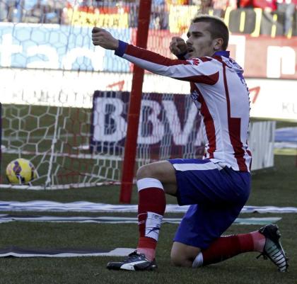 Antoine Griezmann celebra el gol marcado al Levante con el gesto de arquero. EFE/Sergio Barrenechea