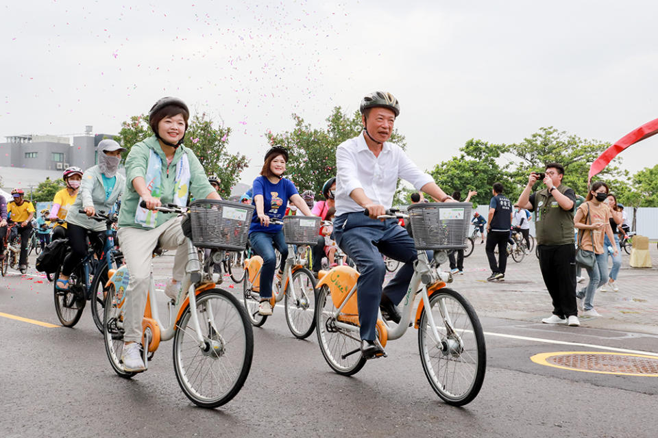 縣長翁章梁、水上鄉長林緗亭領頭出發，為世界自行車日拉開序幕。（記者張翔翻攝）