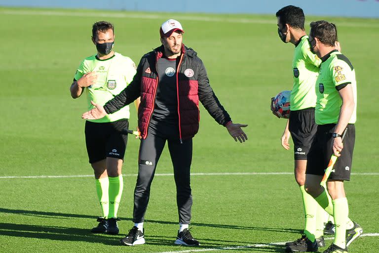 Luis Zubeldía protesta a los árbitros, después del partido