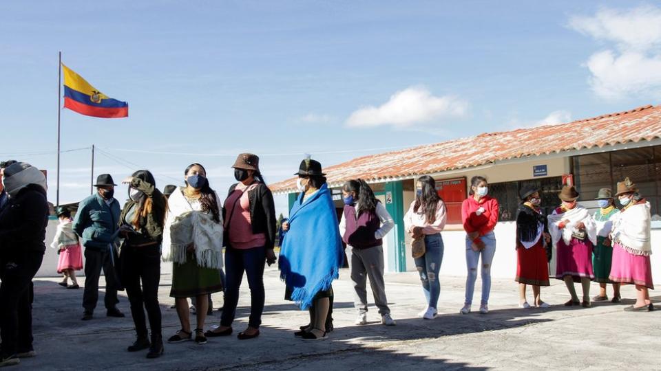 Fila de personas que esperan para votar