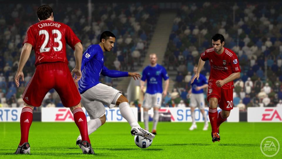 Neu seit "FIFA 11": Elf echte Spieler konnten online gegen elf Kontrahenten antreten. Auf den Moderatoren-Plätzen machte es sich ein neues dynamisches Duo bequem: Manni Breuckmann und Frank Buschmann. (Bild: EA)