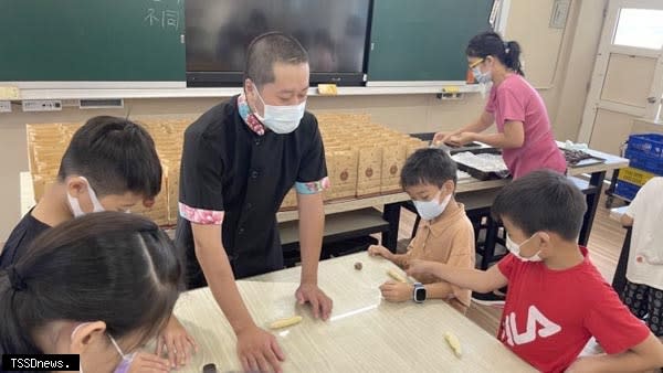 文德國小遴邀社區糕點師傅洪詳舜到學校，教導學生製作應景的中秋月餅。（記者方一成攝）