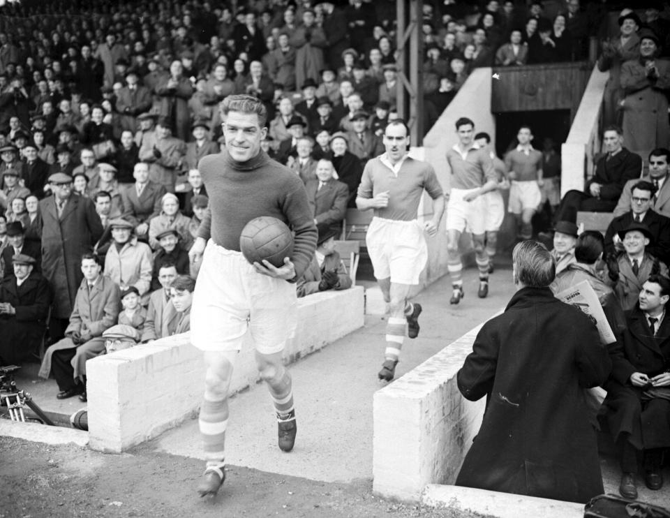 Sam Bartram saliendo a disputar un partido con el Charlton Athletic en 1954. (Foto: PA Images / Getty Images).