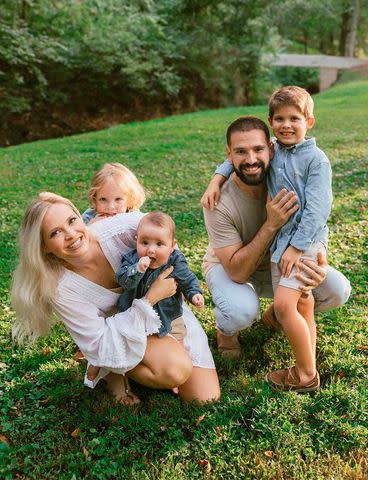 <p>Laura Moll / @lauramollphoto</p> Shay Mooney with wife and childrenn