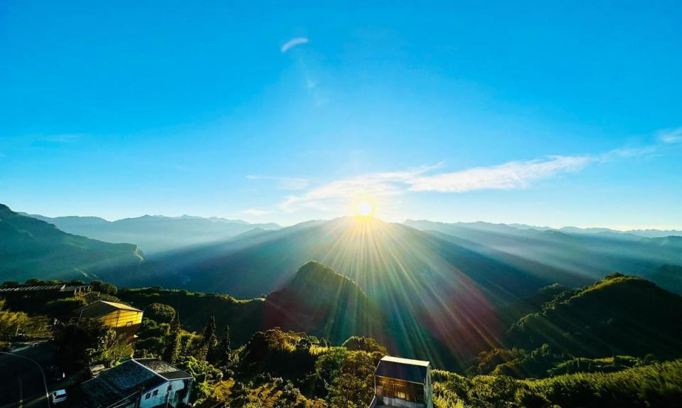 從酒店泳池畔能捕捉到阿里山最著名的日出美景。（阿里山英迪格酒店提供）