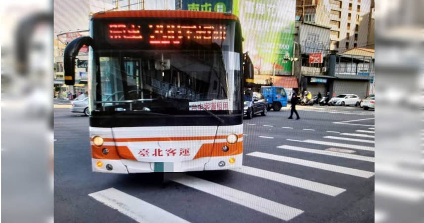 台中市五權西路、忠勇路口今天下午發生一起公車撞上行人的事故。（圖／民眾提供）