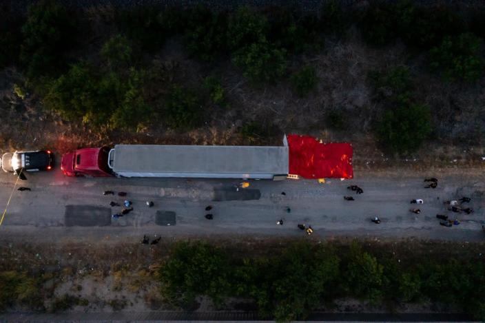  In this aerial view, members of law enforcement investigate a tractor trailer on June 27, 2022 in San Antonio, Texas. According to reports, at least 46 people, who are believed migrant workers from Mexico, were found dead in an abandoned tractor trailer. (Jordan Vonderhaar/Getty Images)