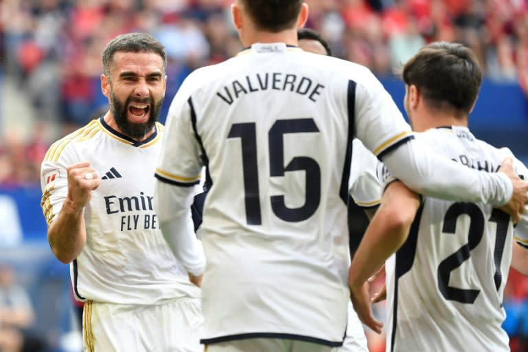 El defensa del Real Madrid Dani Carvajal (i) celebra un gol con sus compañeros en el partido de Liga contra Osasuna el 16 de marzo de 2024 en Pamplona. (Ander Gillenea)