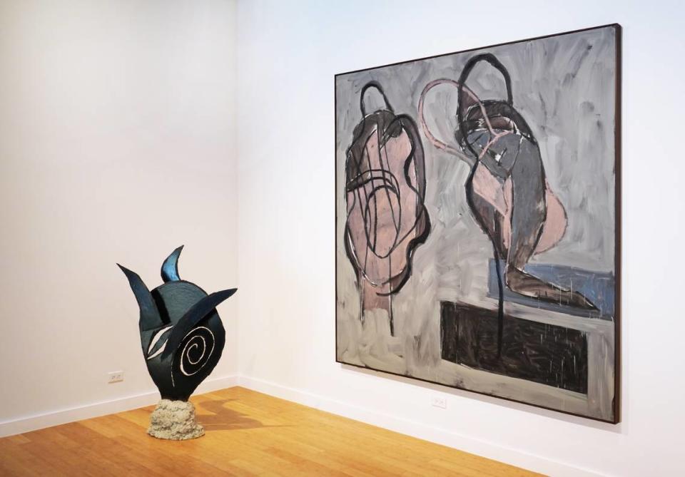 A la izquierda “Cabeza”, 1989, acero soldado con pintura y hormigón vertido, 50.5 x 35 x 12 pulgadas. “Untitled”, 1990, (de la serie 'Pulpo') (1990), óleo sobre lino, 84 x 84 pulgadas.