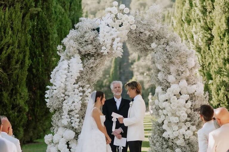 Un actor de Stranger Things ofició la boda de Millie Bobby Brown y Jack Bongiovi  