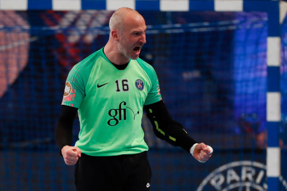 Le handball a vu l’un de ses plus grands monuments quitter définitivement le gymnase le 6 juin dernier. A 42 ans, Thierry Omeyer, le mythique portier français, a en effet décidé de mettre un terme à près de 25 ans de carrière au plus haut niveau. Un parcours au cours duquel « Titi » et son 1,92m sont allés décrocher la bagatelle de 59 titres. Parmi eux : deux titres de champion olympique, cinq de champion du monde et trois d’Europe, auxquels il convient d’ajouter une jolie collection de distinctions individuelles (dont le titre de meilleur handballeur de l’année en 2008). Pour beaucoup, Omeyer est sans conteste le meilleur gardien de handball de tous les temps. Bref, plus qu’un Costaud ou qu’un Expert : un mythe.