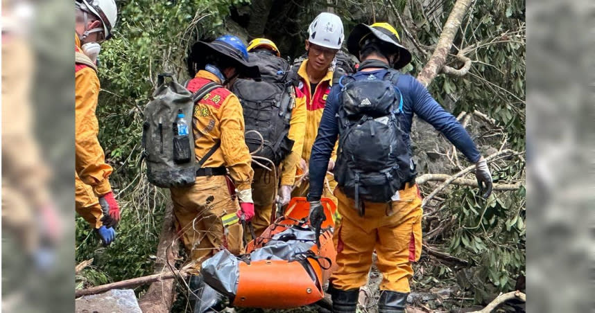 花蓮強震砂卡礑步道第3具遺體確認身分為21歲胡女，搜救人員協力運送下山。（圖／翻攝畫面）