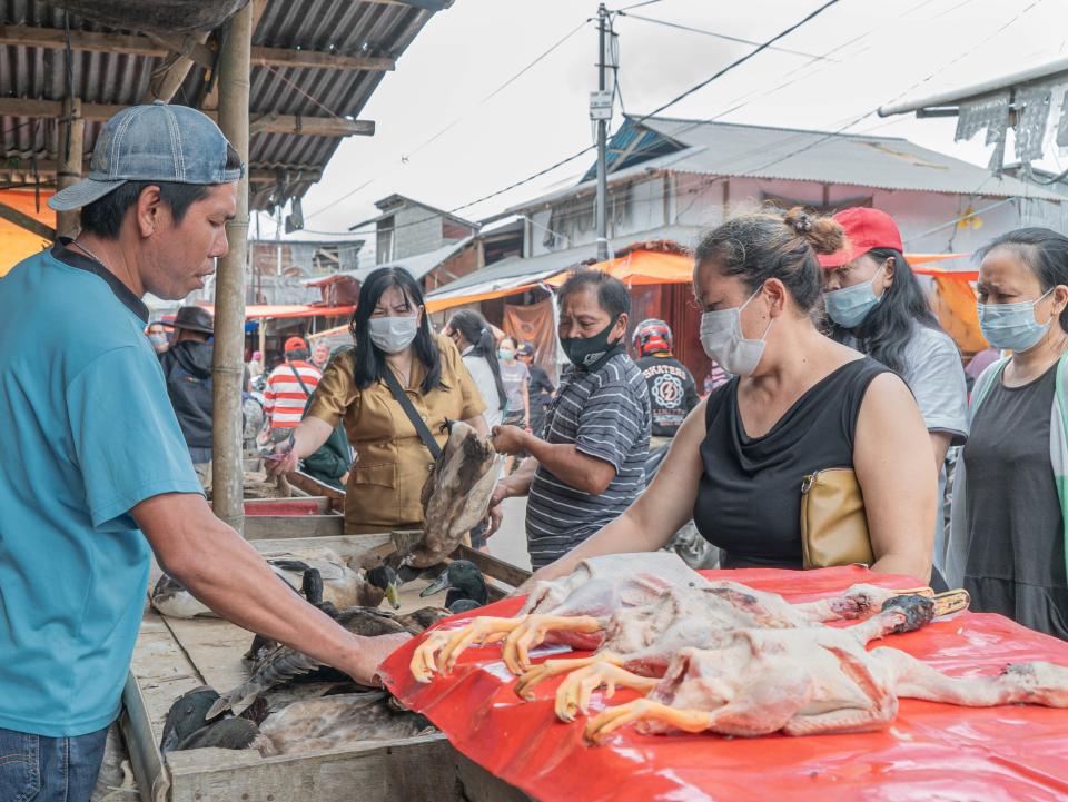 A trader sells live ducks and carcasses of newly killed animals (Four Paws)