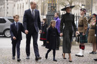 El príncipe Guillermo y Catalina, la duquesa de Cambridge con sus hijos le príncipe Jorge y la princesa Carlota llegan a la misa de acción de gracias en honor al fallecido príncipe Felipe, duque de Edimburgo, en la Abadía de Westminster el 29 de marzo de 2022. (Foto AP/Matt Dunham)