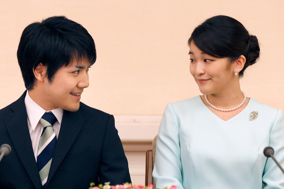 2021年10月真子公主與小室圭發表結婚喜訊，當時小室圭給人態度誠懇的印象。（法新社）