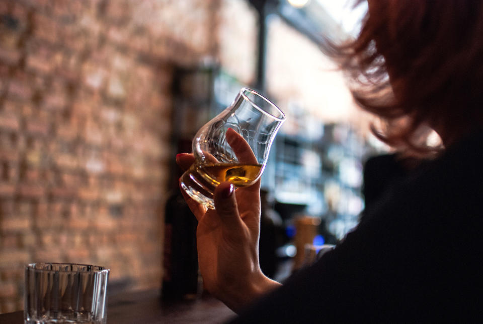 Women's sexual arousal can also suffer from too much alcohol. (Photo: Erik Witsoe / EyeEm via Getty Images)