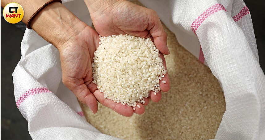 於「綺香園」有機農場實作一條龍碾米、包裝、扛米。（圖／于魯光攝）