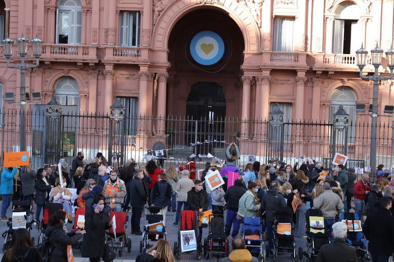 En Plaza de Mayo, padres de menores con comorbilidades reclaman vacunas para sus hijos