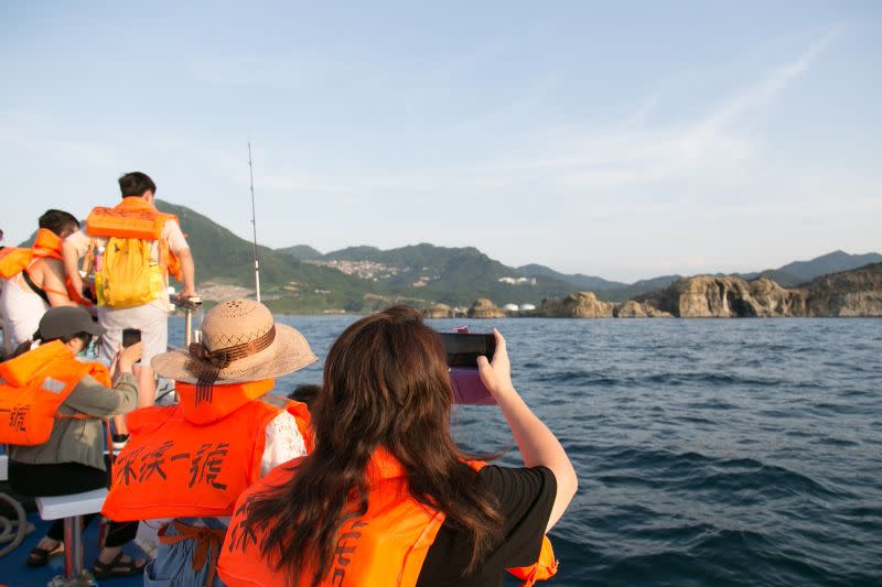 ▲若對釣魚沒興趣，網美、網帥們也非常適合在深澳漁港搭上娛樂漁船，從海面上近距離觀賞象鼻岩、酋長岩等奇特地景。（圖／新北漁業處提供）