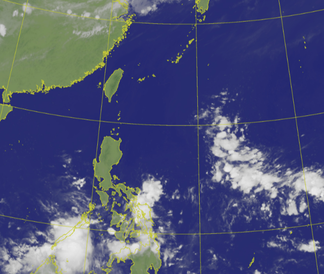 菲律賓東方海在周二、下周一接連有2個熱帶性低氣壓發展。圖為今天台灣附近衛星雲圖。(翻攝自氣象局)