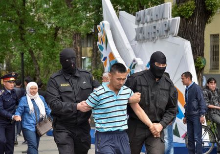 Policemen detain opposition supporters during a protest rally in Almaty, Kazakhstan May 10, 2018. REUTERS/Mariya Gordeyeva