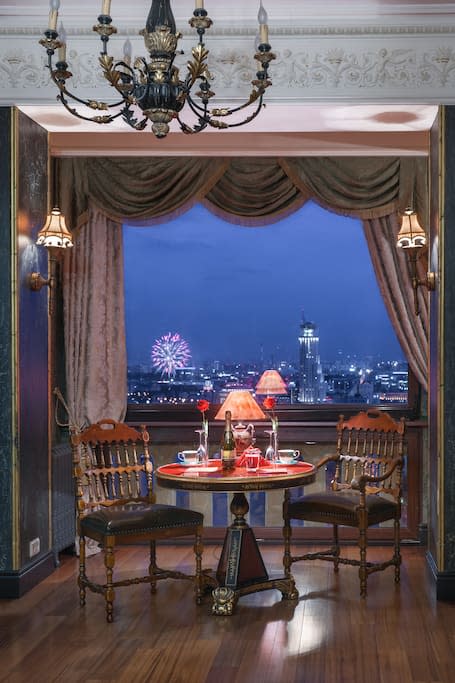 <p>You surely won’t get tired of having a romantic meal at this table. <br>(Airbnb) </p>