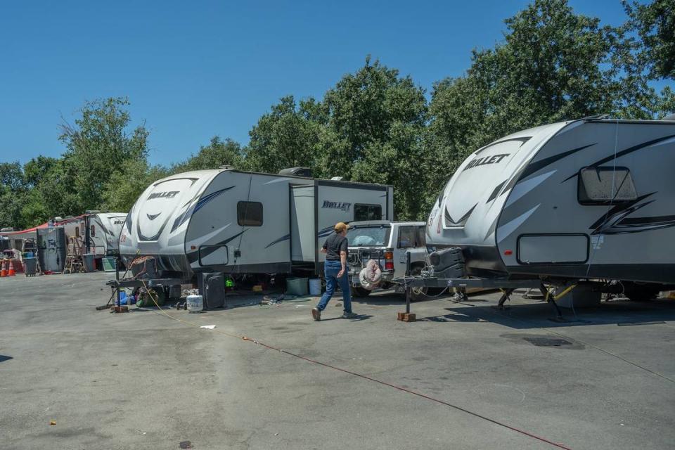 El lunes, Sharon Jones fue a ver a los habitantes de Camp Resolution, un campamento autónomo de indigentes, en medio de un calor extremo. Llamó a los remolques que la ciudad les ha dado 'cajas de la muerte', ya que el calor en su interior registró 108 grados hacia el mediodía. 'Hace un calor infernal y no va a refrescar en toda la semana que viene, así que temo por algunos de ellos', declaró.