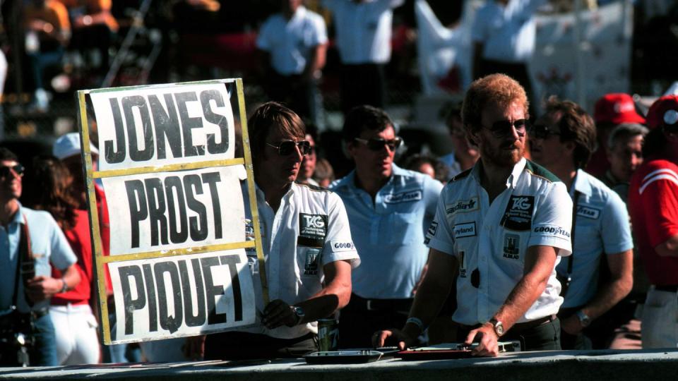 jeff hazell williams team manager holds the pit board informing carlos reutemann arg that as things stood he would not be world champion united states grand prix, caesars palace, las vegas, 17 october 1981