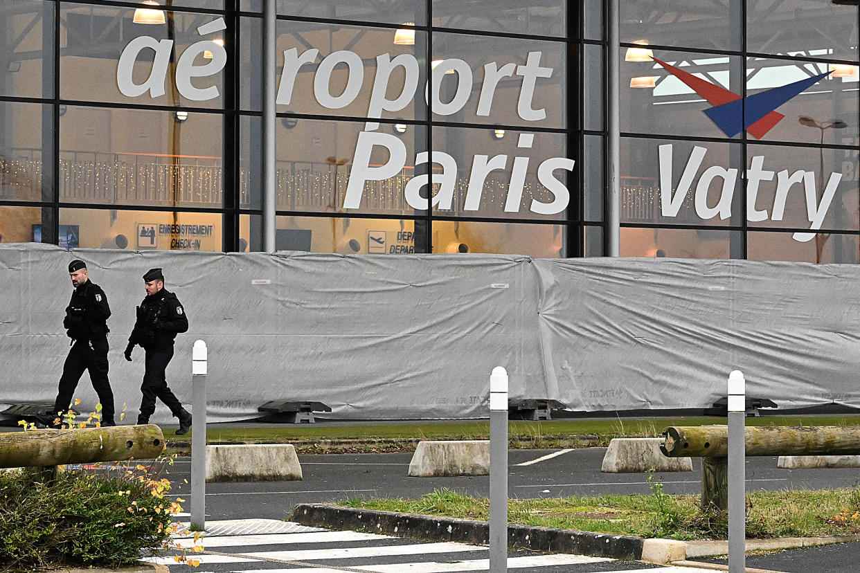 Des gendarmes français patrouillent autour d’un terminal de l’aéroport de Vatry, dans le nord-est de la France, le 23 décembre 2023, deux jours après l’immobilisation d’un avion à destination du Nicaragua transportant plus de 300 passagers indiens en raison de soupçons de « trafic d’êtres humains »