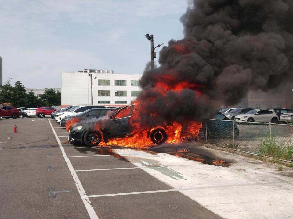 <span><span>BMW突然起火，在停車場內成火球。圖：讀者提供</span></span>