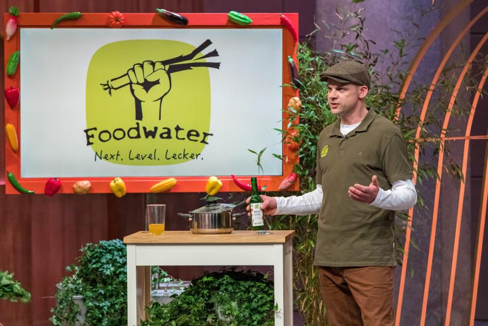 Lars Hähling präsentiert mit Foodwater eine Gemüsebrühe in der Pfand-Flasche zum Kochen und Trinken. - Copyright: RTL+