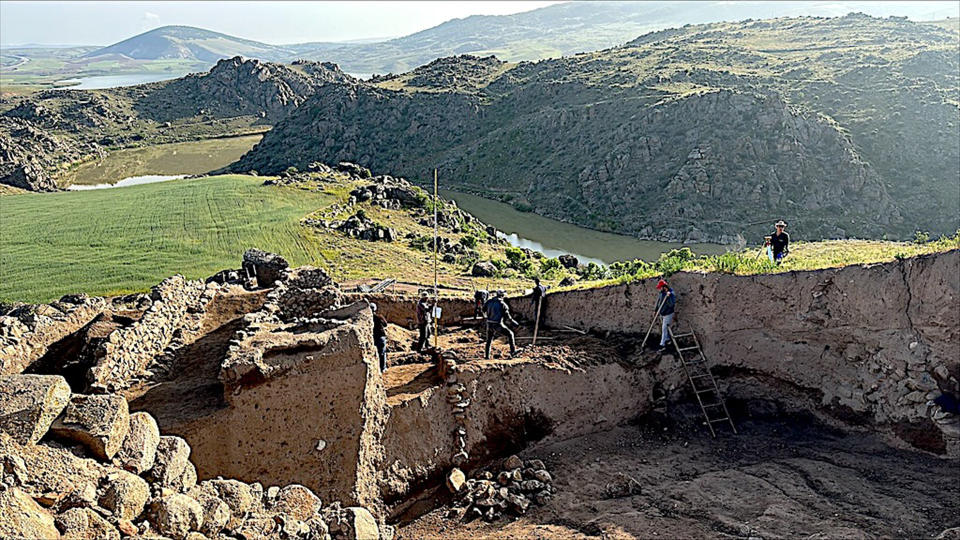 The Hittite ruins at Büklükale surrounded by sprawling hills and green grass.