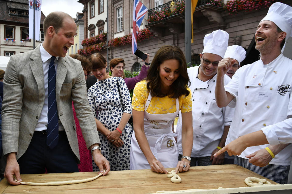 <p>Während ihres Deutschlandbesuches im Juli besuchen Herzogin Kate und Prinz William Heidelberg. Im historischen Zentrum haben sie großen Spaß beim Brezeln formen. (Bild: Thomas Kienzle/Pool Photo via AP Photo) </p>