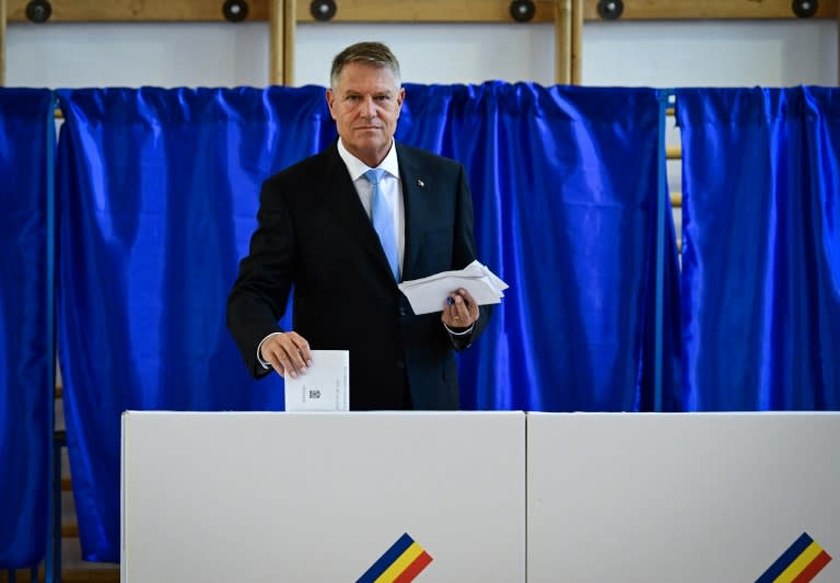 El presidente rumano, Klaus Iohannis, deposita su voto para las elecciones europeas, el 9 de junio de 2024 en un colegio electoral de Bucarest (Daniel Mihailescu)