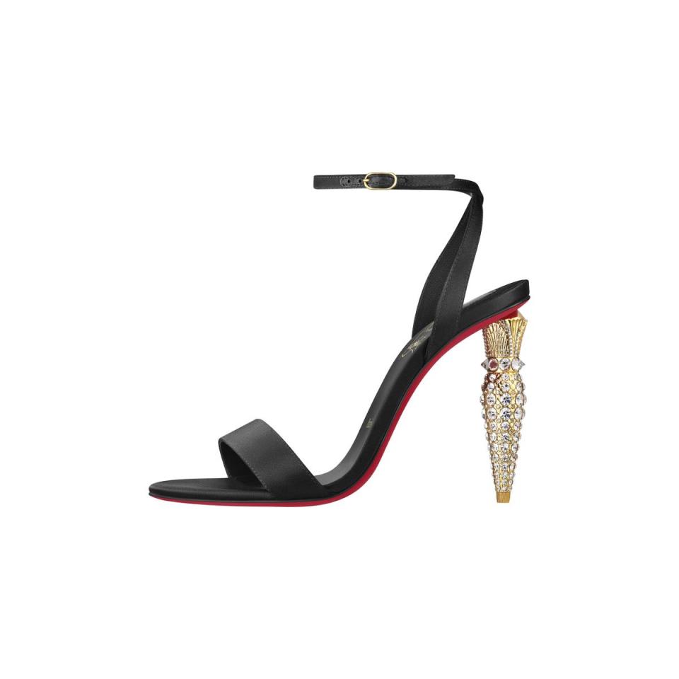 Lipstrass Queen黑色緞面高跟涼鞋，NT$56,200。（Christian Louboutin提供）