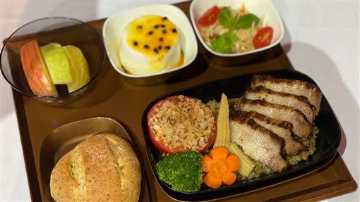 星宇航空機上餐點攜手「Longtail」、胡同燒肉、復興空廚三方合作。（圖／星宇航空提供）