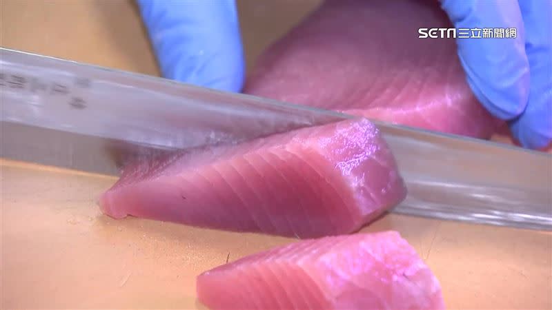 魚肉經過退冰後才切片端上桌。