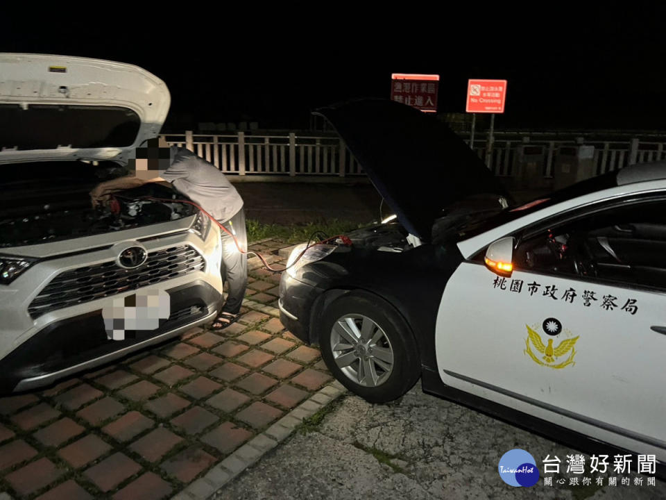 夜遊漁港車拋錨，楊梅警方協助排除。