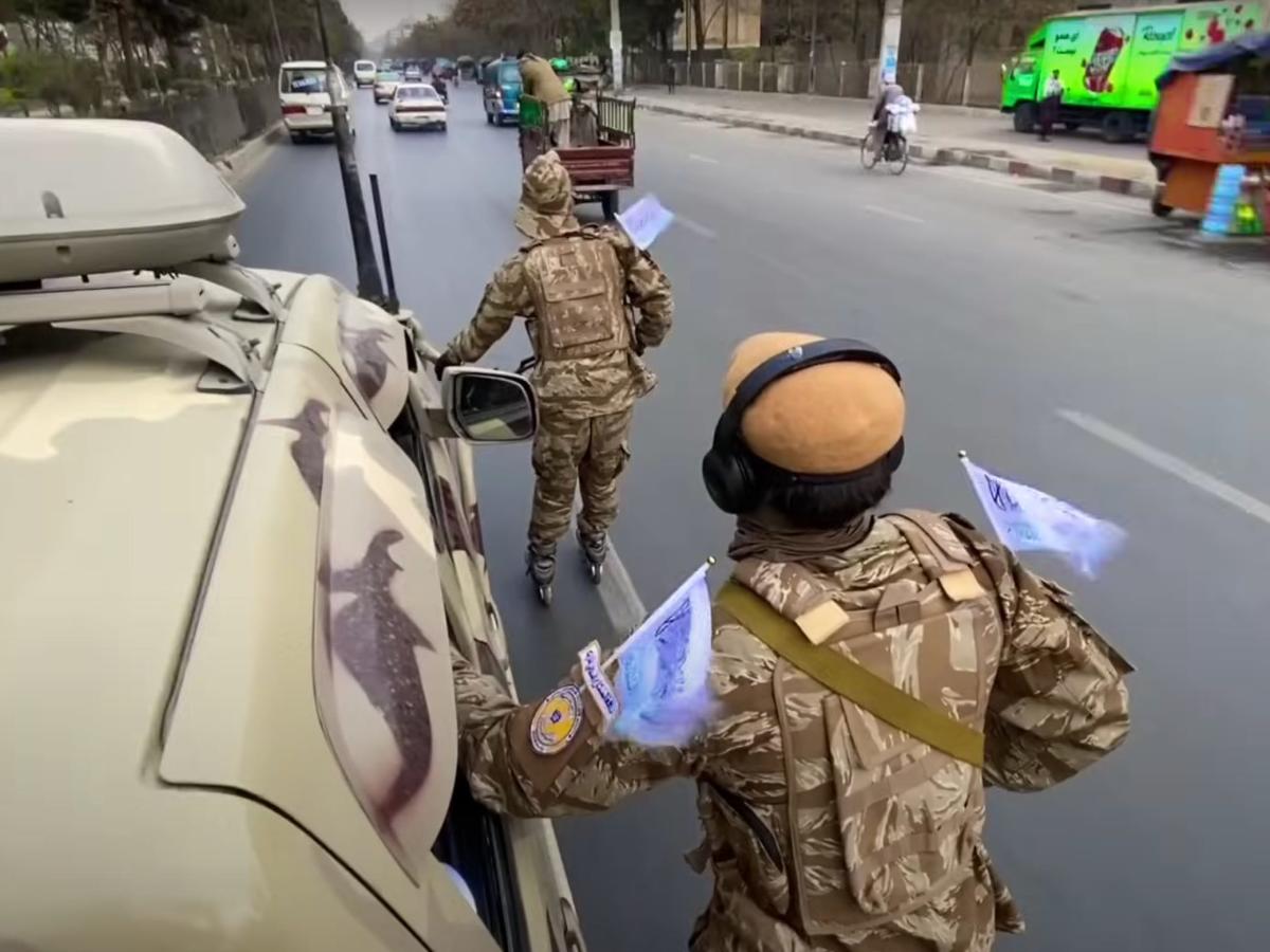 Видео показва как талибанските сили за сигурност патрулират в Кабул
