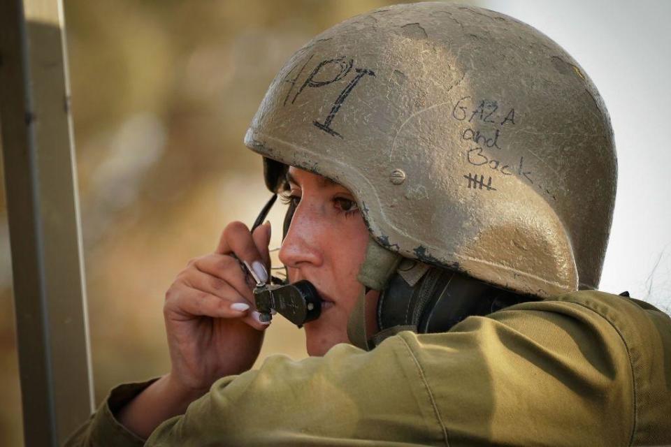 Una soldado israelí habla por un intercomunicador