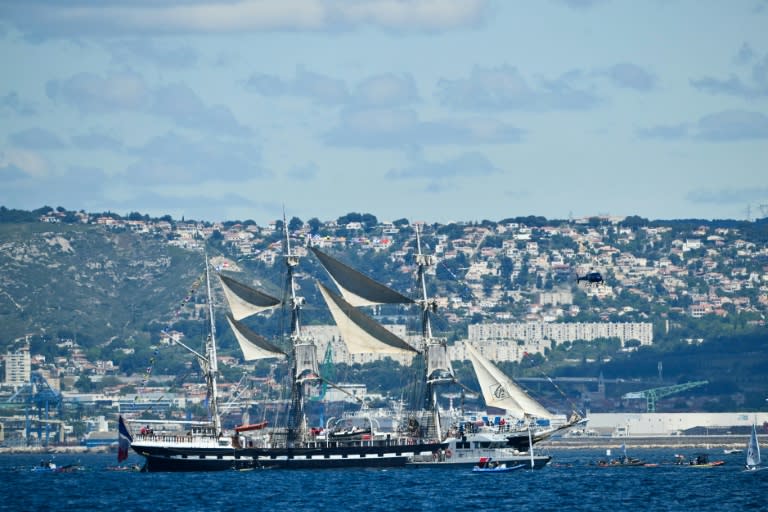 Rund tausend Segelboote und andere Schiffe sind am Mittwoch in Marseille in See gestochen, um das Olympische Feuer bei seiner Ankunft auf dem französischen Festland zu begleiten. (CHRISTOPHE SIMON)